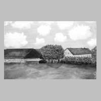 107-1001 Anwesen der Familie Erich Holstein, Toelteninken vor 1945. Ausschnitt aus einem Oelgemaelde.jpg